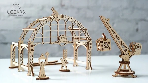 Ugears Modellbausatz Schienen-Drehkran