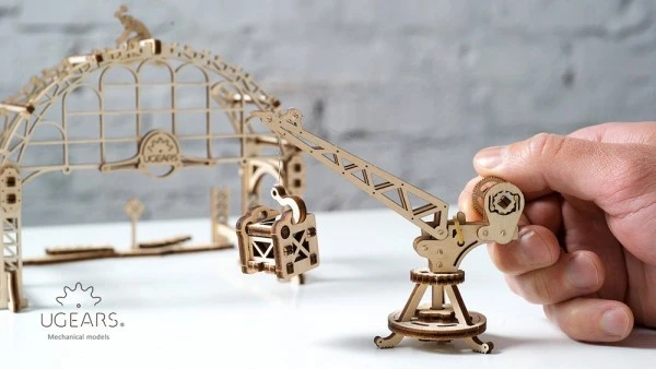 Ugears Modellbausatz Schienen-Drehkran – Bild 2