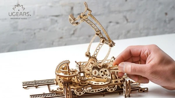 Ugears Modellbausatz Schienen-Drehkran – Bild 4