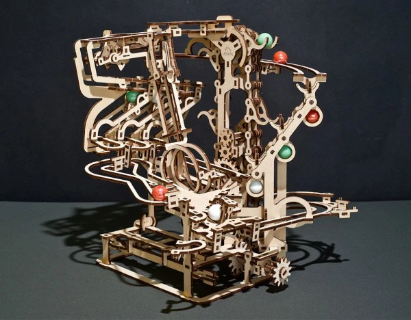 Ugears Modellbausatz Murmel-Kettenbahn – Bild 4
