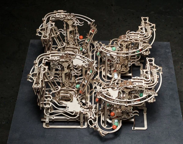 Ugears Modellbausatz Murmel-Kettenbahn – Bild 5